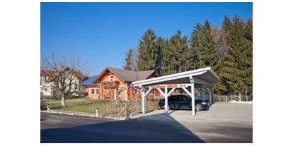 Pensionen - Burgauberg - Carport für unsere Gäste, im Winter kein Eis kratzen im Sommer geschützt vor Unwetter - Gästehaus Gigler
