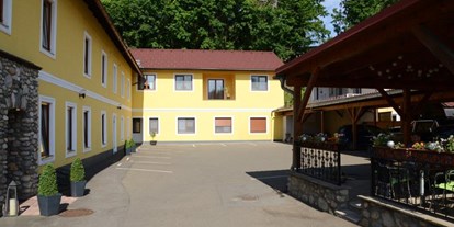 Pensionen - Kühlschrank - Köflach - Innenhof - Frühstückspension Sandhof