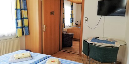 Pensionen - Umgebungsschwerpunkt: Stadt - Kapfenberg - "Familienzimmer" 2 Bett und Einbettzimmer mit Zwischentüre mit Blick auf die Hohe Veitsch - Frühstückspension Hermine Fraiß