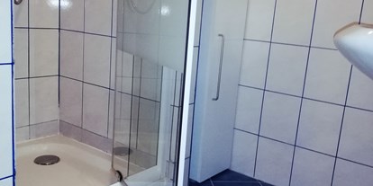 Pensionen - Umgebungsschwerpunkt: am Land - Kindberg - Dusche im Apartment "Panorama" - Frühstückspension Hermine Fraiß