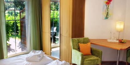 Pensionen - WLAN - Thermenland Steiermark - Unsere großzügigen und gemütlich eingerichteten Komfortdoppelzimmer mit Terasse bieten Ihnen eine einladende Südterrasse mit direktem Zugang zum Garten. - Pension Lammerhof