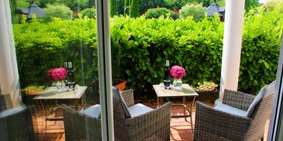 Pensionen - Balkon - Kapfenstein - Von der Zimmerterasse aus haben Sie direkten Zugang zum großzügigen Gartenbereich, der Saunahütte und dem Swimmingpool. - Pension Lammerhof