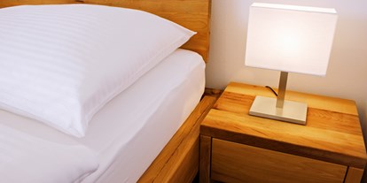Pensionen - Sauna - Fehring - Der Schlafbereich überzeugt durch den Komfort und die Gemütlichkeit eines Vollholz-Bettes und die angenehmen, natürlichen Holzelemente. - Pension Lammerhof