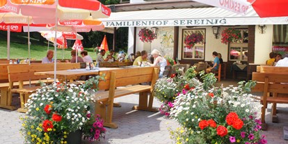 Pensionen - weitere Verpflegungsmöglichkeiten: Nachmittagskaffee - Region Rosental - Gastgarten - Familienhof Sereinig