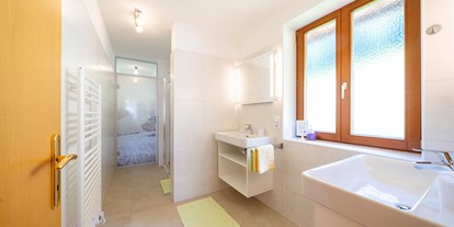 Pensionen - Ferndorf - Ferienwohnung 2: Badezimmer / Bathroom - Renates Einkehr