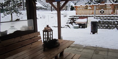 Pensionen - Terrasse - Hermagor - Im Winter draußen sitzen. - Haus Holunder Weissbriach