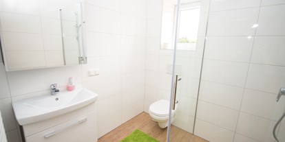 Pensionen - Kühlschrank - Köflach - Badezimmer Barrierefrei  - Ferienwohnung-Zimmer Yassi 
