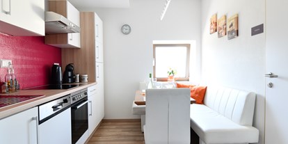 Pensionen - Miklauzhof - Küche im Studio -  befindet sich im 2. Stock - mit Eckbank und Sessel für 4 -5 Personen - Posthostel Lavamünd