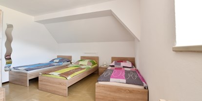 Pensionen - Umgebungsschwerpunkt: Stadt - Deutschlandsberg - Dreibettzimmer im 2. Stock - Dachgeschoss - Posthostel Lavamünd