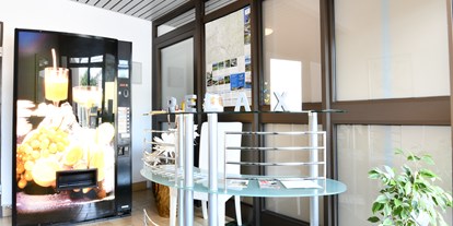 Pensionen - Garage für Zweiräder - Lavamünd - Eingangsbereich mit Getränkeautomat und Theke zum Empfang - Posthostel Lavamünd