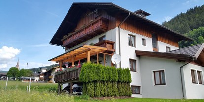 Pensionen - Umgebungsschwerpunkt: Berg - Nikolsdorf - Südseite vom Haus, Gartenseite - Gästehaus Ortner