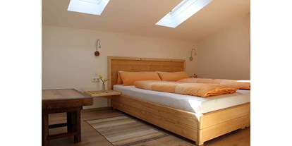 Pensionen - Art der Pension: Ferienwohnung - Reith bei Seefeld - Apartment: kuscheliges Schlafzimmer mit Doppelbett und Dachfenstern - Haus Sarah