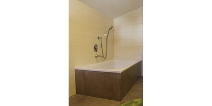 Pensionen - Garten - Birgitz - Apartment: große Badewanne - Haus Sarah