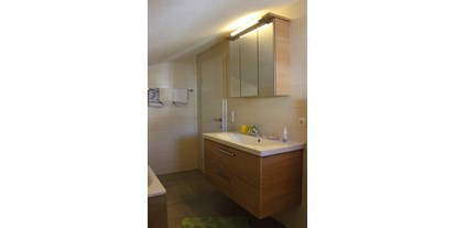 Pensionen - Umgebungsschwerpunkt: Berg - Stubaital - Apartment: großer Waschtisch mit Spiegelschrank - Haus Sarah