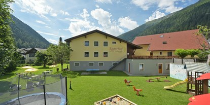 Pensionen - Umgebungsschwerpunkt: Berg - Flattach - Garten mit Spielplatz - Eggerhof