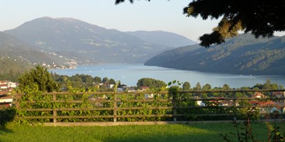 Pensionen - Balkon - Obervellach (Obervellach) - Pension Paßler - Der Blick auf den Millstätter See, den Ort Seeboden und die umliegenden grünen Berge. - Pension Paßler