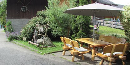 Pensionen - Restaurant - Weißbriach - Ruhige Sitzecke vorm Haus - Waldpension Ranner