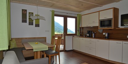 Pensionen - Art der Pension: Ferienwohnung - Dorf Tirol - Wohnküche Apartment Plattner II - Residence Apartment Talblick
