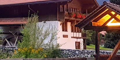 Pensionen - Umgebungsschwerpunkt: Berg - Schweiz - die Alte Mühle neben uns im Dorf. - Chalet-Gafri BnB - Frühstückspension mit Top-Service auch jetzt in dieser Zeit.