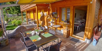 Pensionen - Restaurant - Schweiz - Gedeckte Terrasse für unsere Gäste - Chalet-Gafri BnB - Frühstückspension mit Top-Service auch jetzt in dieser Zeit.