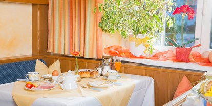 Pensionen - Frühstück: Frühstücksbuffet - Bad Ischl - Frühstücksraum mit liebevoll gedecktem Frühstückstisch  - Pension Maria Theresia