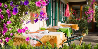 Pensionen - Art der Pension: Urlaubspension - Schladming - In den Sommermonaten können sie ihr Frühstück auch gerne auf der Terrasse einnehmen  - Pension Maria Theresia