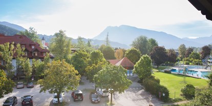 Pensionen - Garten - Oberösterreich - Genießen sie den Ausblick vom ihrem Balkon auf die umliegende Bergwelt.
Von Mai - September ist der Eintritt ins Schwimmbad nebenan für alle Gäste kostenlos. 
 - Pension Maria Theresia