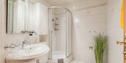 Pensionen - Sauna - Telfs - Bad vom Apartment Brennerspitz - Landhaus Hofer