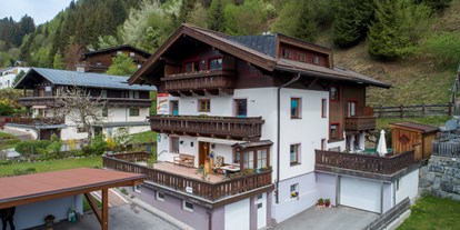 Pensionen - Skilift - Kirchberg in Tirol - Privatzimmervermietung Hannes Scharler in zentrale aber sehr ruhiger Lage.
2 Familienzimmer mit DU/WC, Balkon und erweitertem Frühstück sowie ein Appartement mit 3 Schlafzimmern, Wohnzimmer und Wohnküche - Haus Scharler