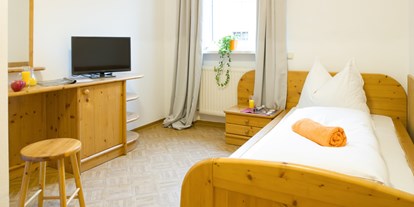 Pensionen - WLAN - Feldkirchen an der Donau - Unsere Standard Einzelzimmer sind mit Vollholz-Möbeln und orthopädischen Schlafsystem ausgestattet, damit Sie im Schlaf die optimale Erholung finden. - Gasthof Zum Alten Turm