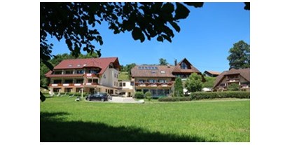 Pensionen - Schwarzwald - Außenansicht in der Mitte das Restaurant, sowie links und rechts Bettenhaus u. Gästehaus. - Landgasthof Adler-Pelzmühle