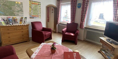 Pensionen - Restaurant - Schwarzwald - Aufenthaltsraum mit Informationsecke im Erdgeschoss - Pension Bader