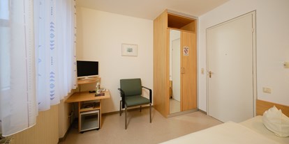 Pensionen - Ellhofen - Einzelzimmer  mit SAT-TV, Telefon, WC und Dusche - Gästehaus Schumm