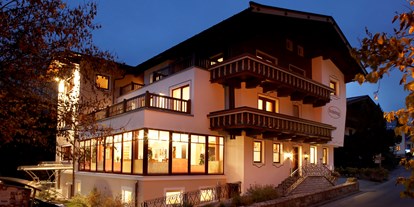 Pensionen - Skilift - Kirchberg in Tirol - Außenansicht Abend - Haus Dschulnigg