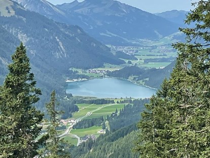 Pensionen - Umgebungsschwerpunkt: Berg - Grainau - Blick ins Tal - KOMFORT-FEWO BERGWELT HAHNENKAMM   - Lechtal - So/Wi