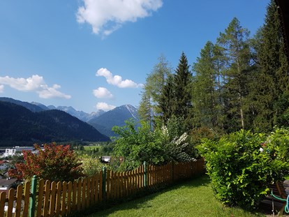 Pensionen - Art der Pension: Ferienwohnung - Tirol - unser Garten Blick ins Lechtal - KOMFORT-FEWO BERGWELT HAHNENKAMM   - Lechtal - So/Wi