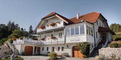 Pensionen - Garten - Pupping - Gästehaus Lang liegt auf einer kleinen Anhöhe mit traumhaften Panorama über das Donautal zur Nordalpenkette - Gästehaus Lang