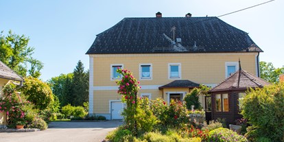 Pensionen - Neuhofen an der Krems - Blumen umrahmter Innenhof
Gästezimmer im ersten Stock - Bauernhof Webinger