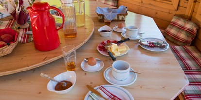 Pensionen - Umgebungsschwerpunkt: Fluss - Region Hausruck - Leckeres Frühstück in den Sommermonaten 
im Pavillion serviert - Bauernhof Webinger