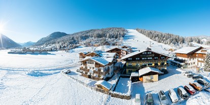 Pensionen - Skilift - Obertauern - Außenansicht im Winter - direkt an der Skipiste beim Achterjet in Flachau - B&B Hotel Die Bergquelle
