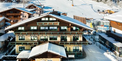 Pensionen - Art der Pension: Hotel Garni - Radstadt - Außenansicht im Winter - direkt an der Skipiste beim Achterjet in Flachau - B&B Hotel Die Bergquelle