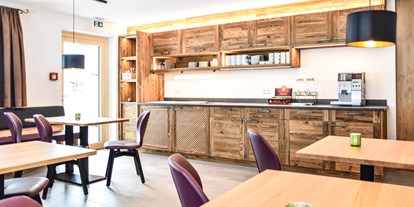 Pensionen - Kühlschrank - Pettneu am Arlberg - Frühstücksraum mit Buffet - Lisas