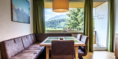 Pensionen - Sauna - Laussa - Neues Apartment D Priel - Wohnküche mit Balkon und Aussicht auf die Berge der Urlaubsregion Pyhrn Priel - Haus Löger Apartments