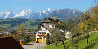 Pensionen - Garten - Edlbach - Haus Löger mit herrlicher Aussicht auf die Berge - Haus Löger Apartments