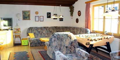 Pensionen - Sauna - Roßleithen - TV-Raum mit Fußballtisch für alle - Haus Löger Apartments