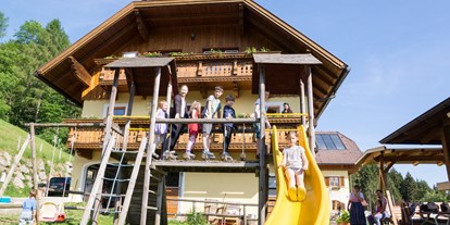 Pensionen - Art der Pension: Urlaub am Bauernhof - Oberösterreich - Spielplatz vorm Haus - Roithhof