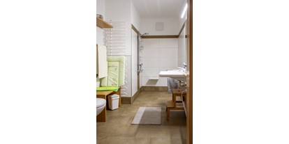 Pensionen - barrierefreie Zimmer - Oberösterreich - Sunseitn - barrierefreies Bad mit Dusche und WC - Gästehaus "In da Wiesn"