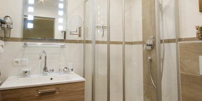 Pensionen - Art der Pension: Privatzimmervermietung - Niedernsill - Dusche oder Bad mit jeweils WC und ein WC im Vorraum - Haus Voithofer mit Top Ferienwohnungen