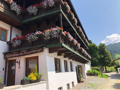 Pensionen - Restaurant - Chiemgau - FASSADE - Gästehaus am Kurparkweg