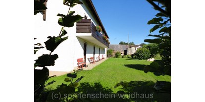 Pensionen - Umgebungsschwerpunkt: am Land - Oberpfalz - Südseite mit Terrasse und Balkon - Pension Haus Sonnenschein